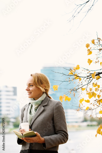 Obraz na płótnie Smart woman walking and drinking take away coffee w salonie