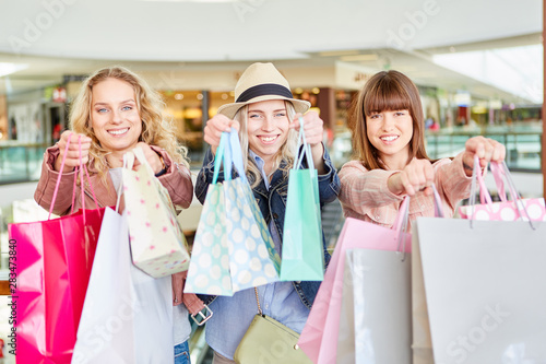 Glückliche Frauen mit vielen Einkaufstüten