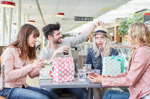 Gruppe Teenager als Freunde haben Spaß photo