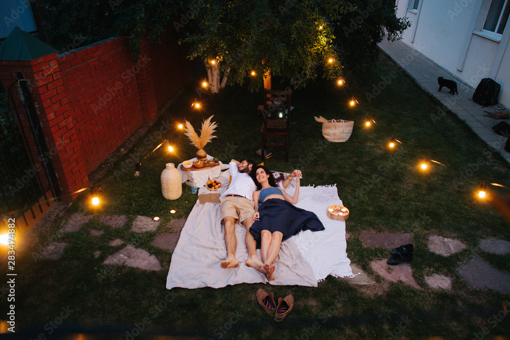 Obraz premium Couple in love, enjoing each other's company during picnic on lawn