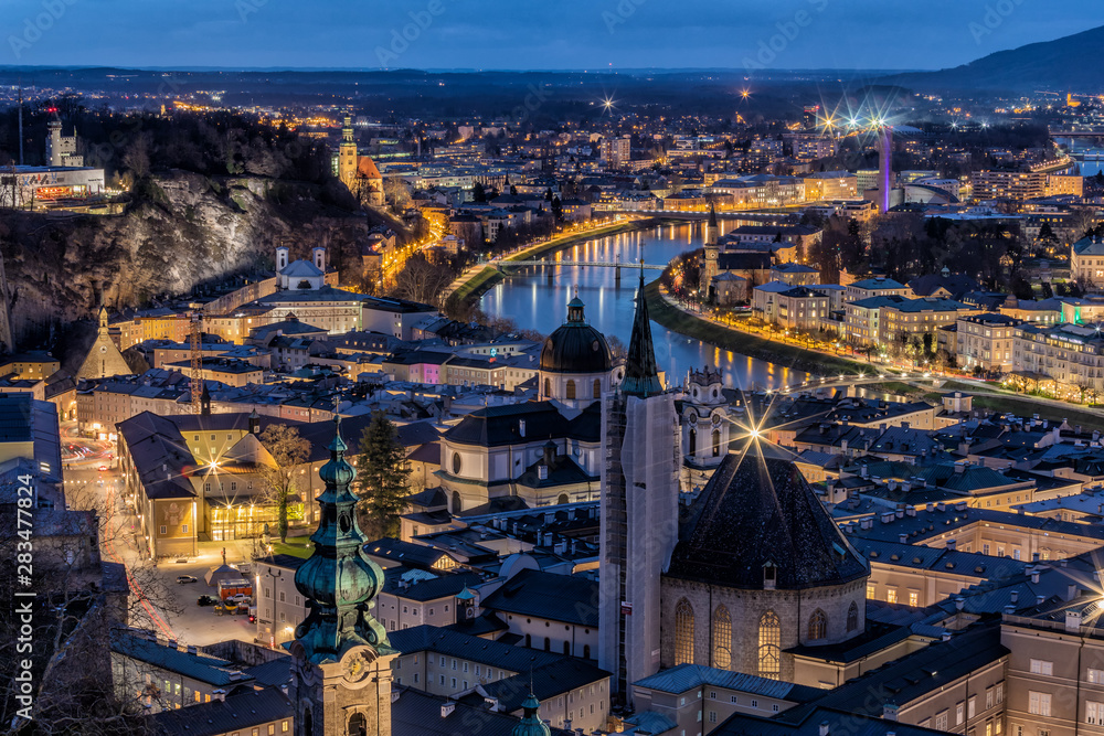 Fototapeta premium Salzburg bei Nacht