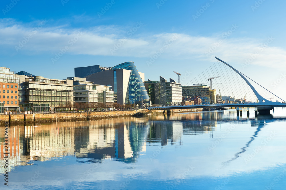 Obraz premium Nowoczesne budynki i biura nad rzeką Liffey w Dublinie