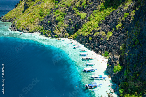 Foto Aerial view of beautiful lagoons and limestone cliffs of El Nido, Palawan, Phili