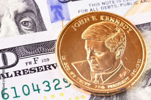 Fotografía macro one dollar golden coin with John F