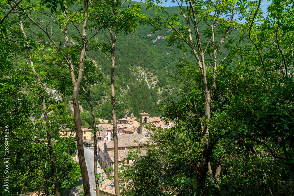 Fototapeta premium Tutto intorno a Pioraco paesino marchigiano in Italia