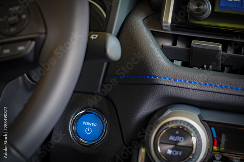 pulsante di accenzione motore automobile © Silvano Rebai