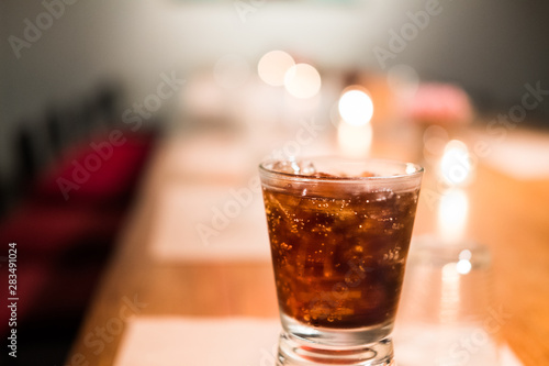 Cuadro en lienzo Glass of soft drinks placed on the table