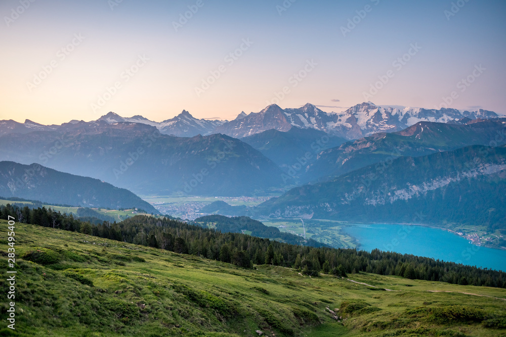 Morgenstimmung über Interlaken, dem Thunersee und den Berner Alpen mit Eiger, Mönch und Jungfrau
