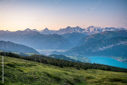 Morgenstimmung über Interlaken, dem Thunersee und den Berner Alpen mit Eiger, Mönch und Jungfrau