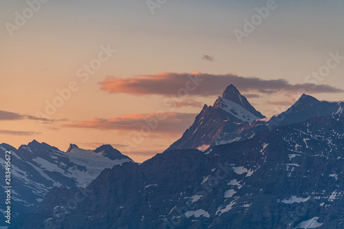 Morgenstimmung über dem Schreckhorn in den Berner Alpen
