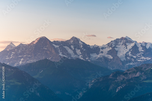 Fototapeta Naklejka Na Ścianę i Meble -  Eiger Mönch und Jungfrau am frühen Morgen