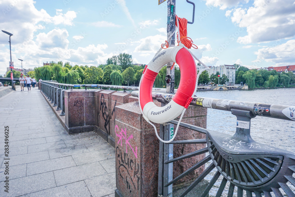 Obraz premium On the banks of the urban river