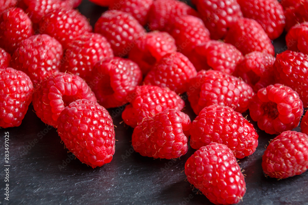 Himbeeren auf schwarzer Schieferplatte Himbeeren auf schwarzer Schieferplatte