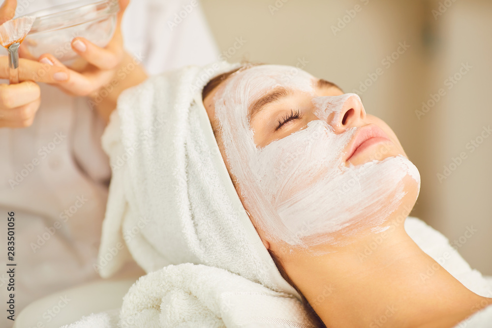 Cosmetic procedures in the beauty salon.