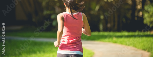 Canvastavla Runner athlete running at park trail