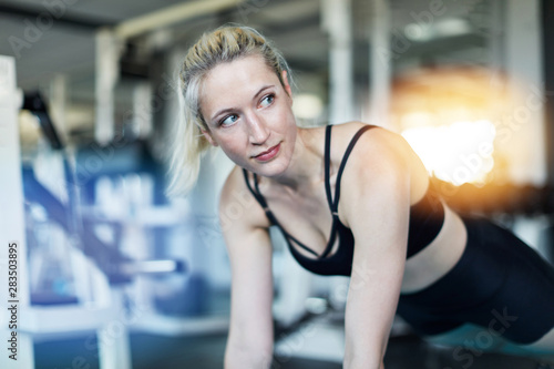 Junge Frau bei Fitness Training Workout