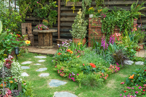 Fotografia Landscaped backyard flower garden of residential house