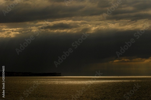 Ciel sombre de mer