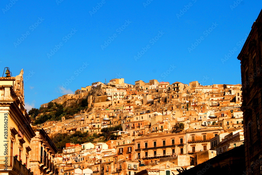 Berg mit Häusern in Sizilien