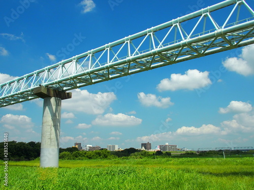 江戸川に架かるガス導管と夏の河川敷風景