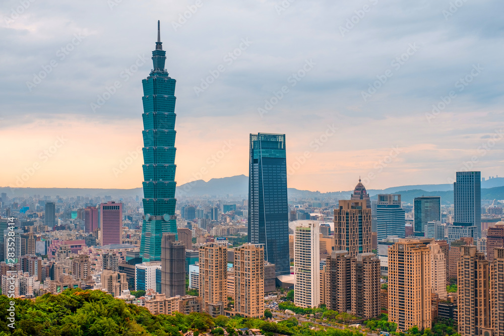 Fototapeta premium Skyline of Taipei cityscape Taipei 101 Budynek finansowego miasta Tajpej, Tajwan