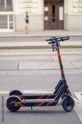 Elektro scooter in der Stadt abgestellt