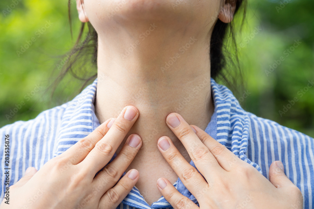 Sick woman suffering from sore throat,painful  swallowing,tonsillitis,irritation,asian female patient checking thyroid  gland by herself,holding hand on her neck,inflammation,laryngitis,health  care foto de Stock | Adobe Stock