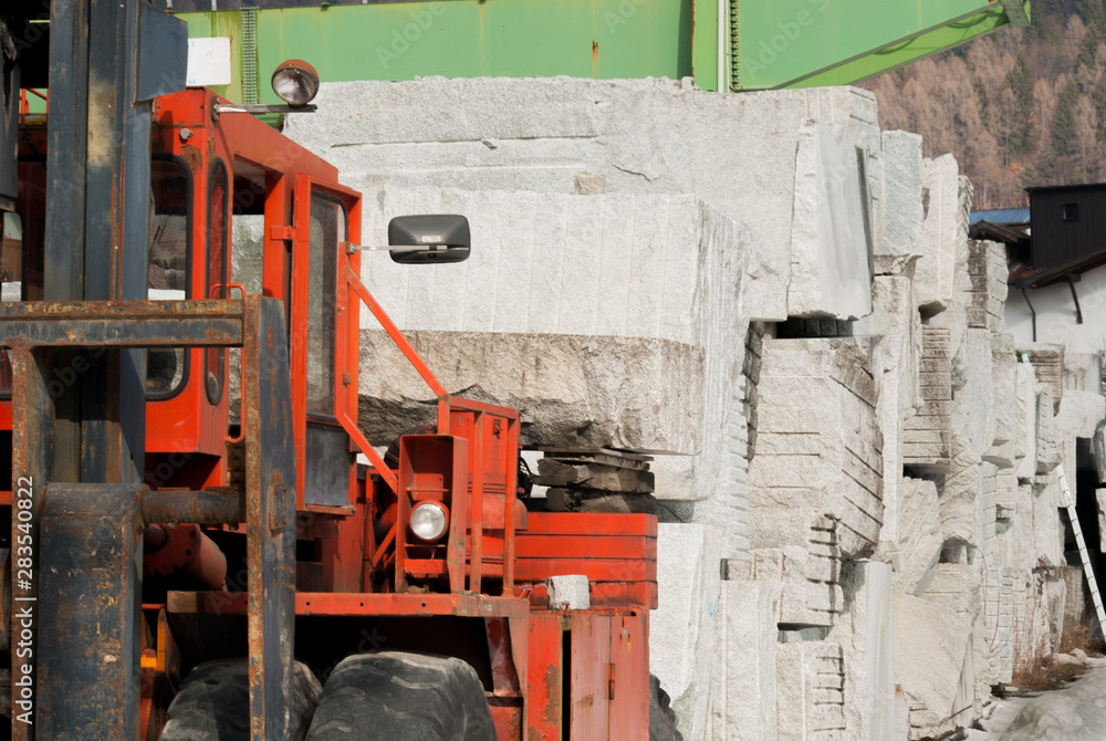 Fototapeta premium Machinery near large granite blocks