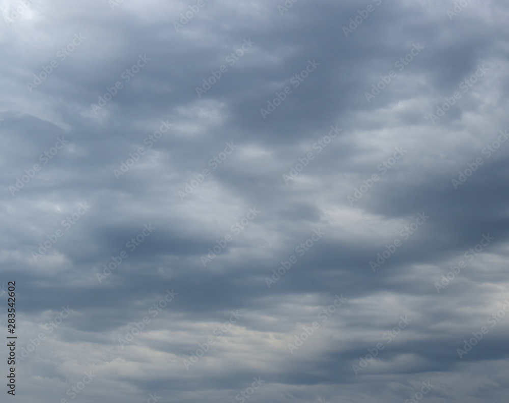 Bedrohliche graue und düstere Gewitterwolken am Himmel - Hintergrund und Textur