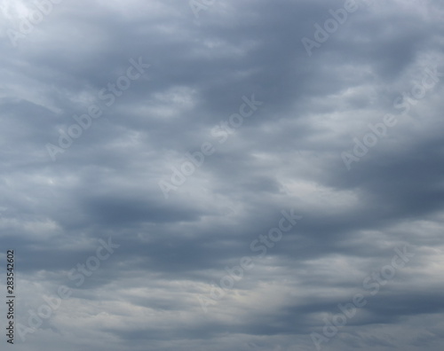 Bedrohliche graue und düstere Gewitterwolken am Himmel - Hintergrund und Textur