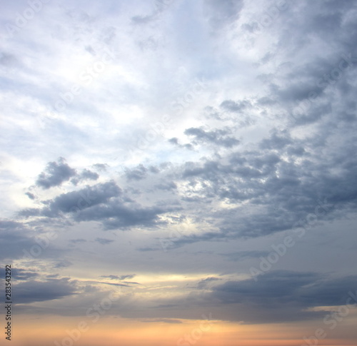 Dramatische Wolken bei Sonnenaufgang über dem Meer © Zeitgugga6897