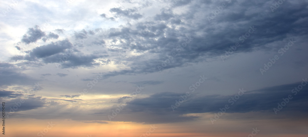 Dramatische Wolken bei Sonnenaufgang über dem Meer