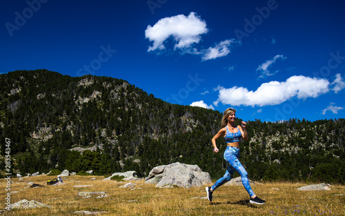 Chica corriendo en la montaña photo