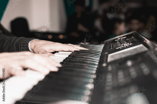 tocando piano en la iglesia