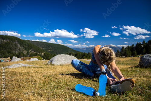 Chica haciendo yoga en la montaña