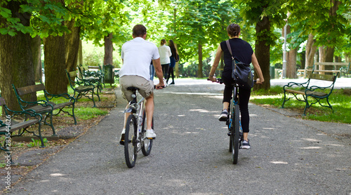 Wallpaper Mural Zwei junge Menschen fahren mit dem Fahrrad durch einen schönen Park Torontodigital.ca
