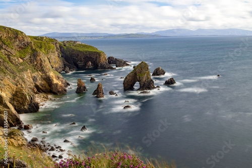 Crohy Head is a quiet coastal strip on the Mullaghmullan Peninsula, there you can find those remarkable rock formations like the sea arch called “The Breeches”.