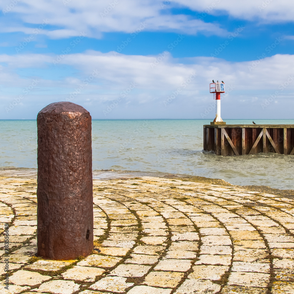Obraz premium Mooring dick on the pier