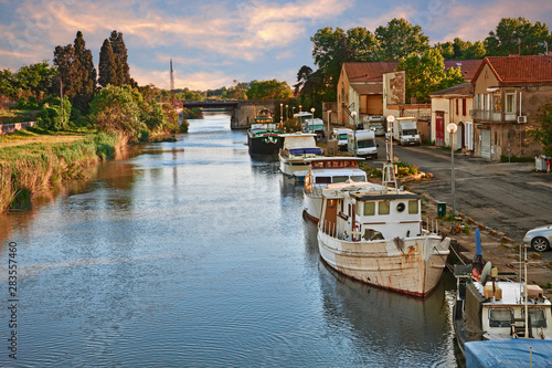 Fotografia Saint-Gilles, Gard, Occitanie, France: waterway with boats in the town at the ed