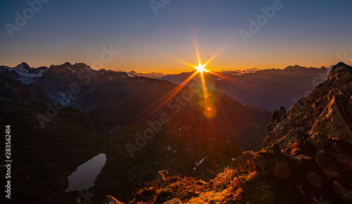 Sonnenaufgang in den Schweizer Bergen früh am Morgen an einem schönen Sommertag photo