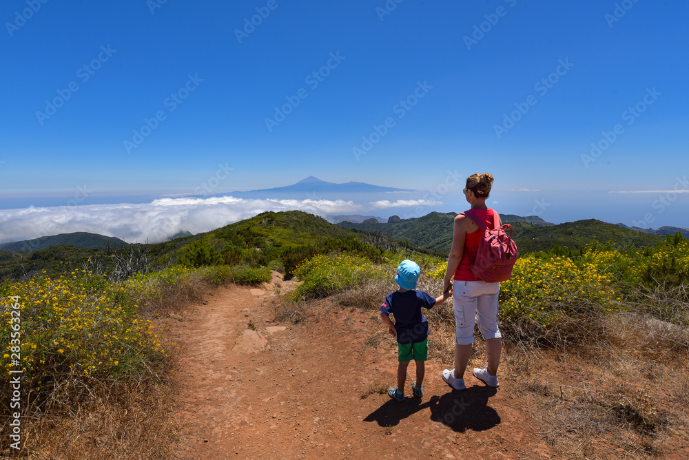 Mutter und Kindern wandern auf La Gomera
