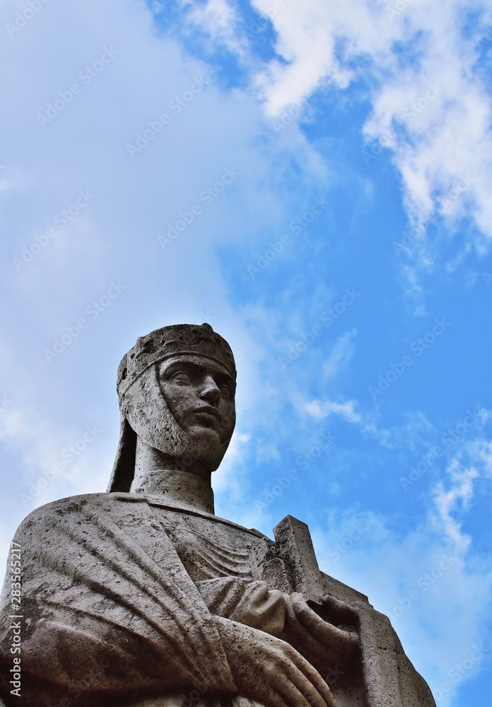 Statue Gisela von Bayern, erste Königin von Ungarn Statue Gisela von Bayern, erste Königin von Ungarn