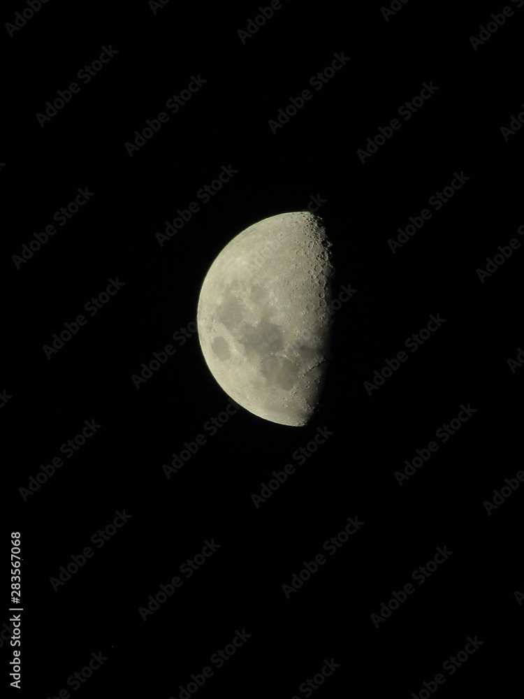 bela imagem de uma lua em um céu escuro bela imagem de uma lua em um céu escuro