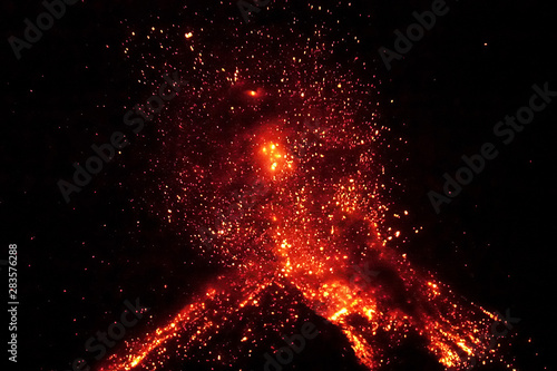 Le volcan Krakatoa en éruption le 10 septembre 2018 photo