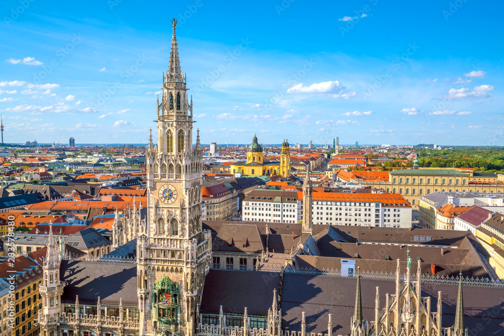 Fototapeta premium Munich skyline with Marienplatz town hall