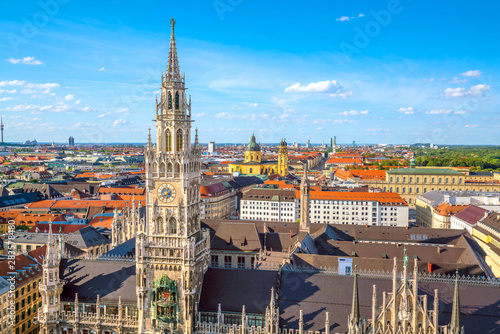 Panoramę Monachium z ratuszem Marienplatz