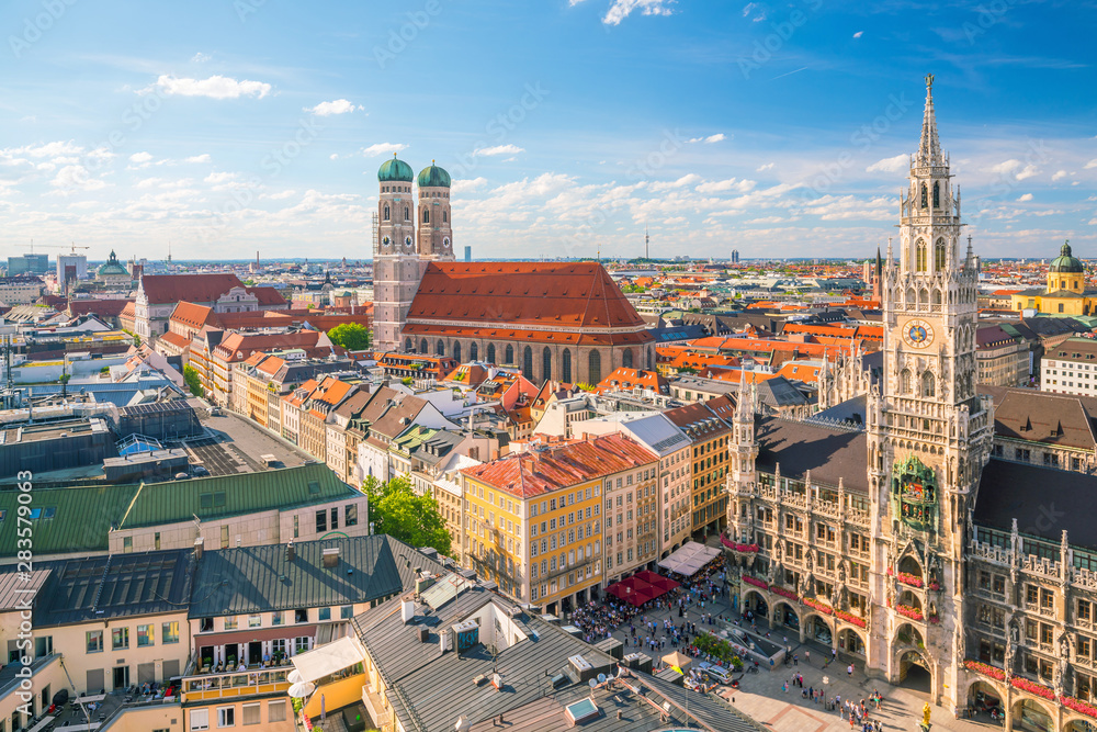 Naklejka premium Panoramę Monachium z ratuszem Marienplatz