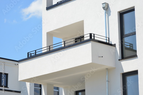 Moderne Betonbalkone und Attika-Schutzbleche an Neubau-Hausfront © Hermann