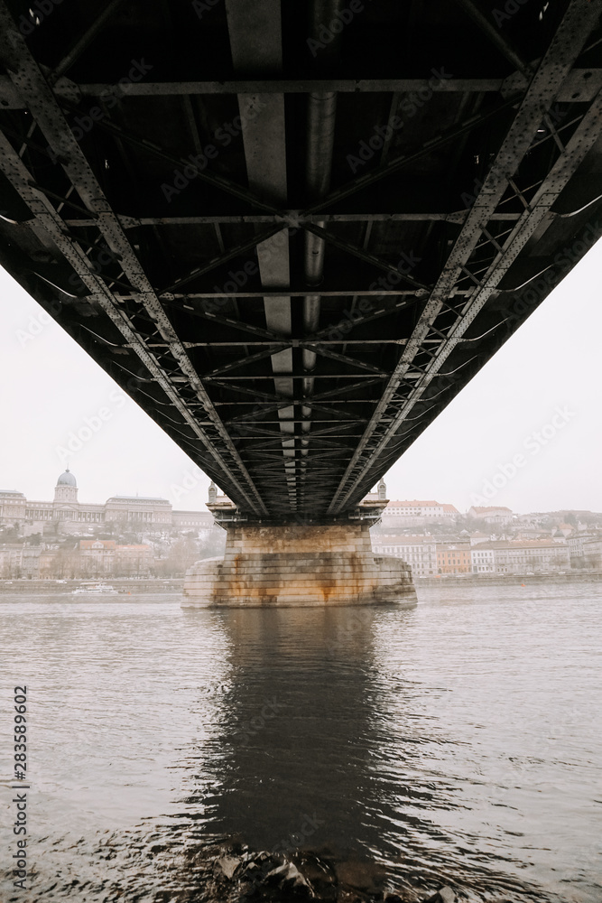 Debajo del puente, foto arquitectónica sobre el río.
