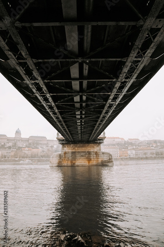 Debajo del puente, foto arquitectónica sobre el río.